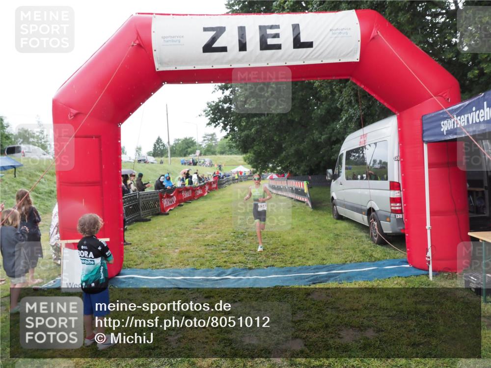 21.06.2025 - 27. Vierlanden-Triathlon MichiJ http://msf.ph/oto/8051012 15.06.2026 15:15:53 Ziel 1343 meine-sportfotos.de