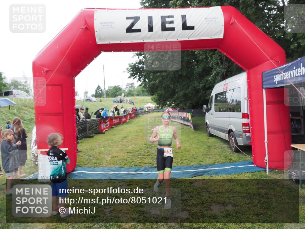 21.06.2025 - 27. Vierlanden-Triathlon MichiJ http://msf.ph/oto/8051021 15.06.2026 15:15:54 Ziel 1343 meine-sportfotos.de