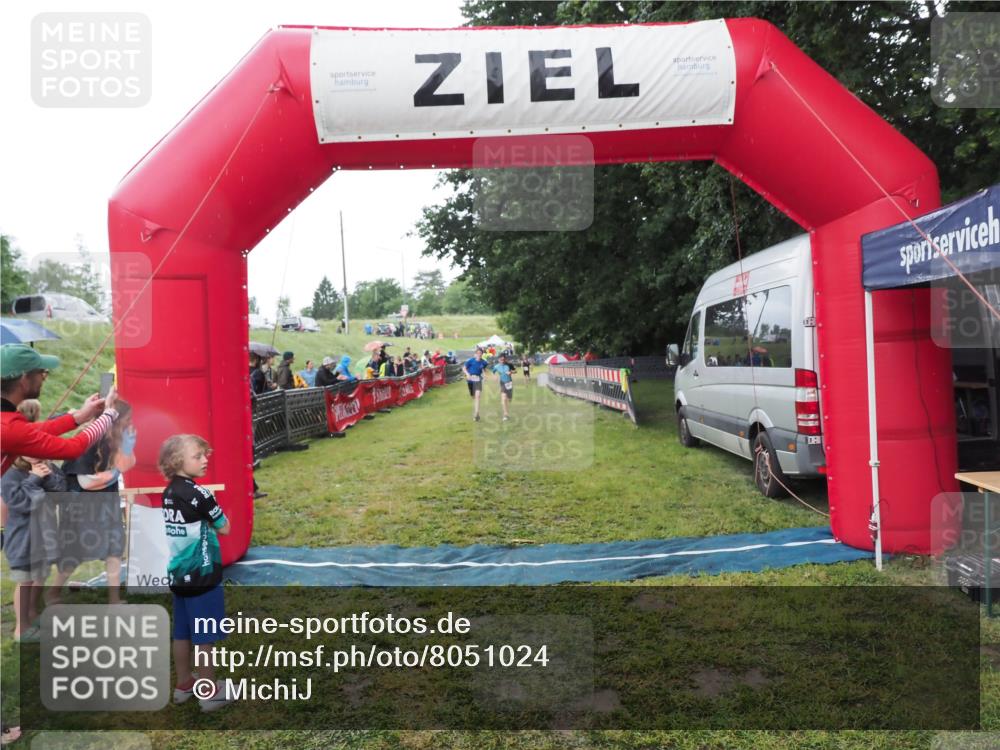 21.06.2025 - 27. Vierlanden-Triathlon MichiJ http://msf.ph/oto/8051024 15.06.2026 15:16:02 Ziel 1325, 1331, 1375 meine-sportfotos.de