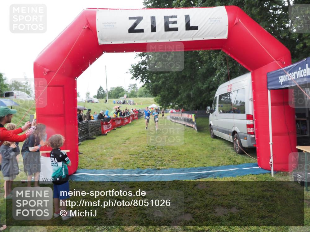 21.06.2025 - 27. Vierlanden-Triathlon MichiJ http://msf.ph/oto/8051026 15.06.2026 15:16:02 Ziel 1325, 1331, 1375 meine-sportfotos.de