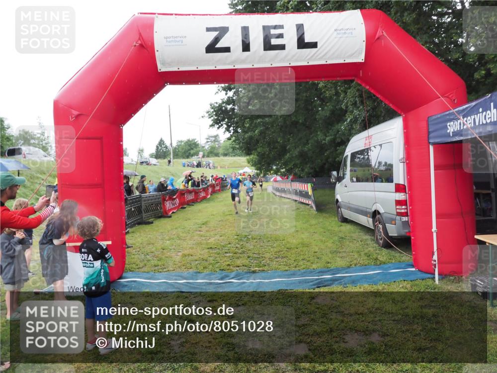 21.06.2025 - 27. Vierlanden-Triathlon MichiJ http://msf.ph/oto/8051028 15.06.2026 15:16:03 Ziel 1325, 1331, 1375 meine-sportfotos.de