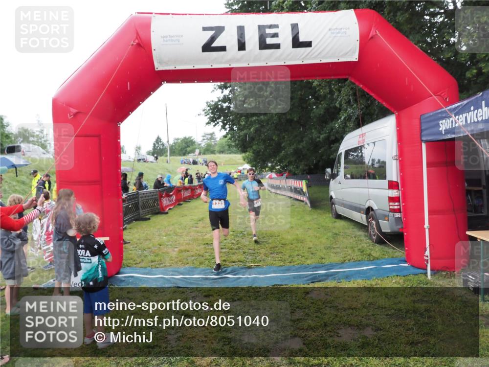 21.06.2025 - 27. Vierlanden-Triathlon MichiJ http://msf.ph/oto/8051040 15.06.2026 15:16:04 Ziel 1325, 1331, 1349, 1375 meine-sportfotos.de