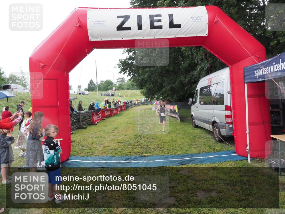21.06.2025 - 27. Vierlanden-Triathlon MichiJ http://msf.ph/oto/8051045 15.06.2026 15:16:07 Ziel 1325, 1331, 1349, 1375 meine-sportfotos.de