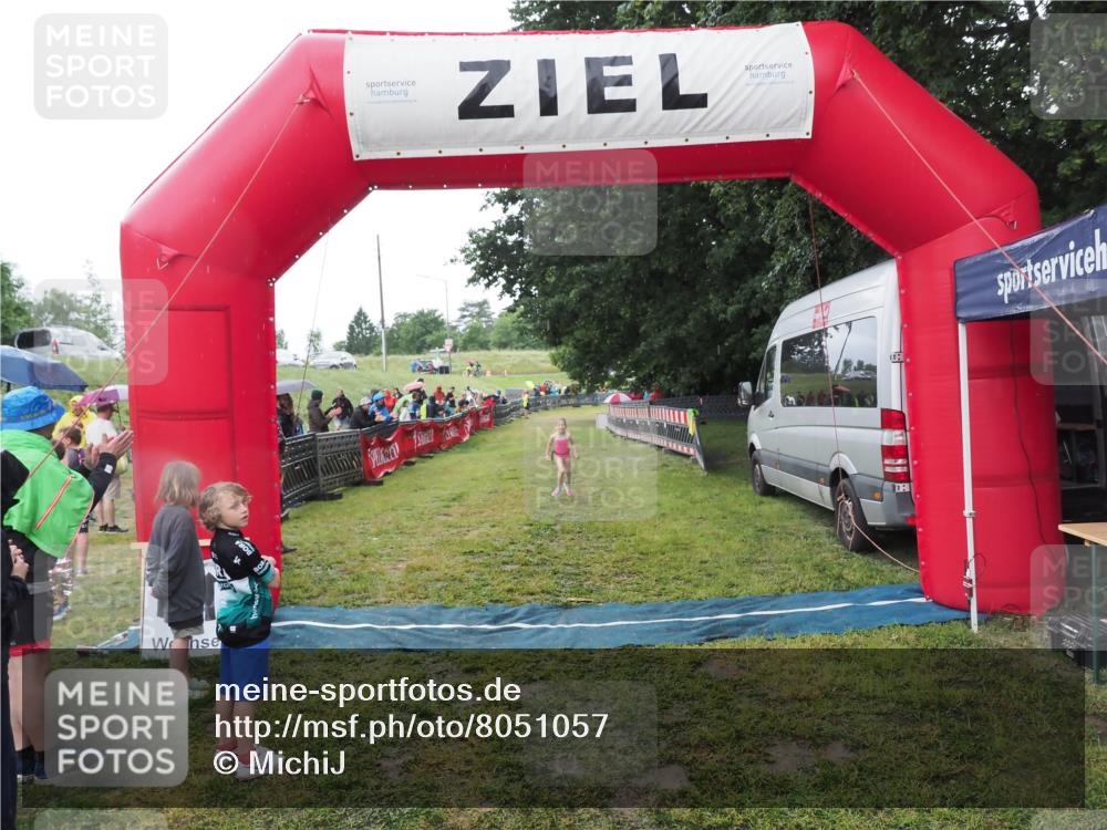 21.06.2025 - 27. Vierlanden-Triathlon MichiJ http://msf.ph/oto/8051057 15.06.2026 15:16:36 Ziel 1380 meine-sportfotos.de