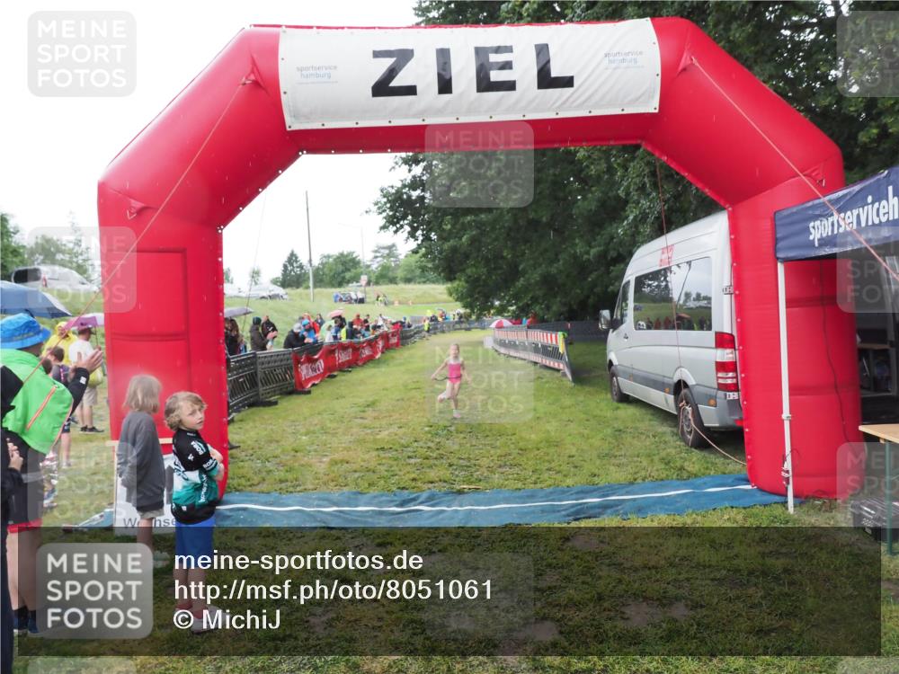 21.06.2025 - 27. Vierlanden-Triathlon MichiJ http://msf.ph/oto/8051061 15.06.2026 15:16:37 Ziel 1380 meine-sportfotos.de