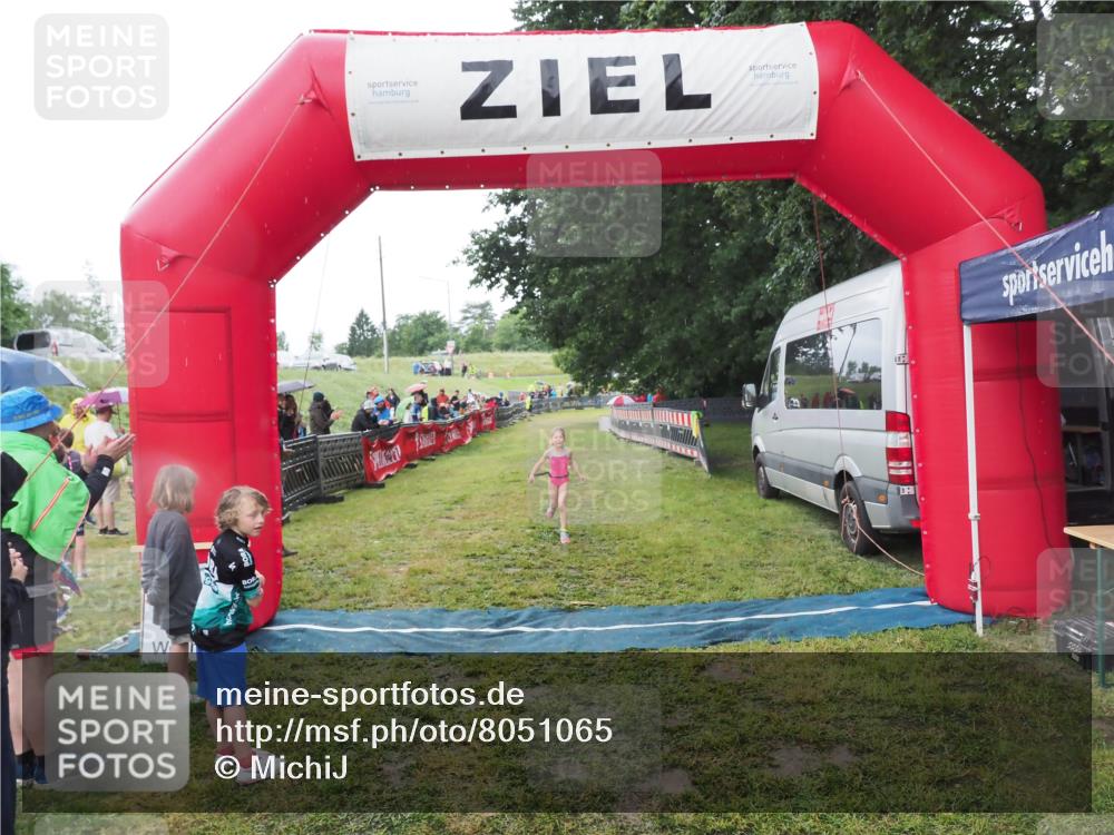 21.06.2025 - 27. Vierlanden-Triathlon MichiJ http://msf.ph/oto/8051065 15.06.2026 15:16:37 Ziel 1380 meine-sportfotos.de