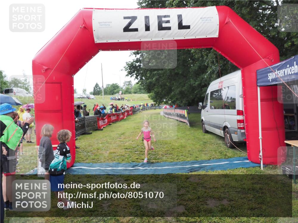 21.06.2025 - 27. Vierlanden-Triathlon MichiJ http://msf.ph/oto/8051070 15.06.2026 15:16:38 Ziel 1380 meine-sportfotos.de