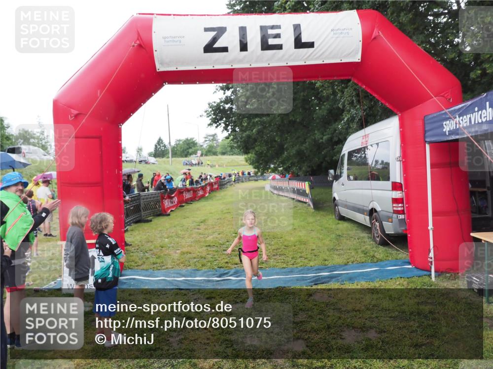 21.06.2025 - 27. Vierlanden-Triathlon MichiJ http://msf.ph/oto/8051075 15.06.2026 15:16:39 Ziel 1380 meine-sportfotos.de