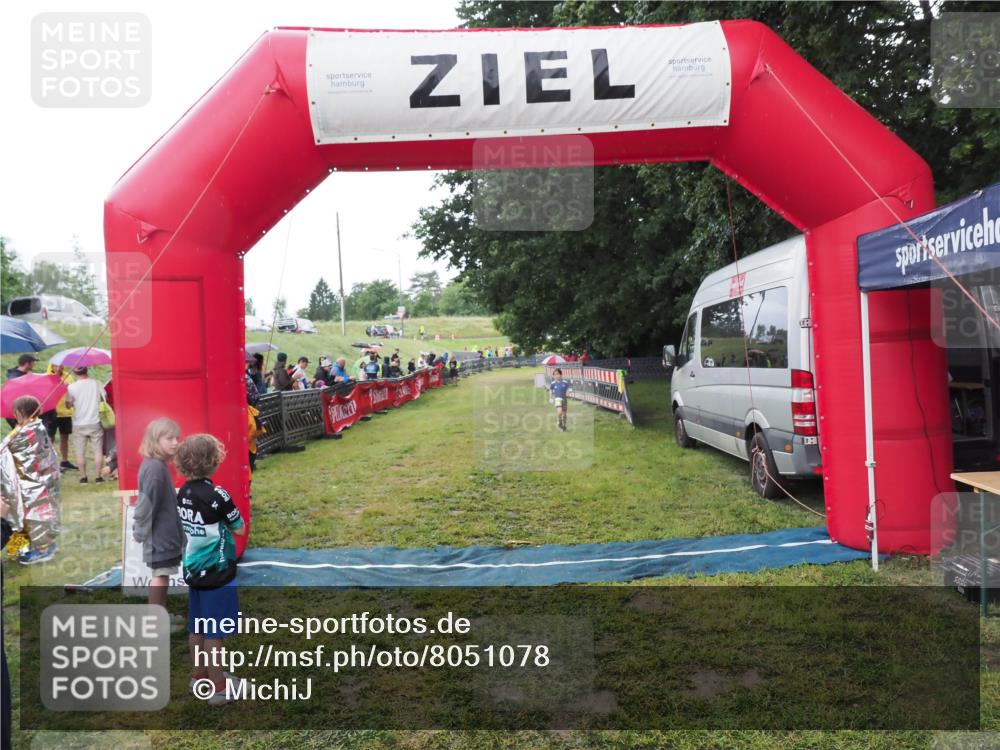 21.06.2025 - 27. Vierlanden-Triathlon MichiJ http://msf.ph/oto/8051078 15.06.2026 15:16:56 Ziel 1385 meine-sportfotos.de