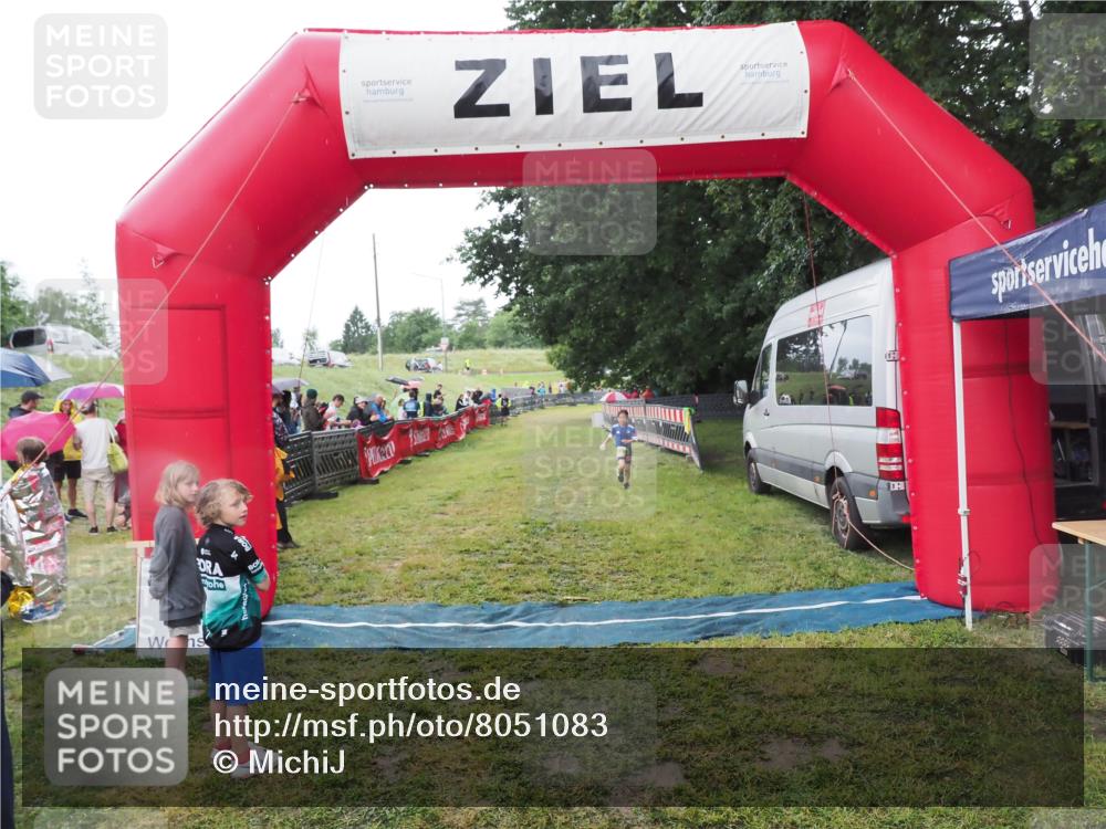 21.06.2025 - 27. Vierlanden-Triathlon MichiJ http://msf.ph/oto/8051083 15.06.2026 15:16:57 Ziel 1385 meine-sportfotos.de