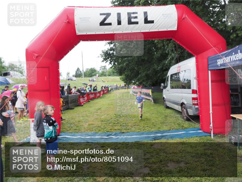 21.06.2025 - 27. Vierlanden-Triathlon MichiJ http://msf.ph/oto/8051094 15.06.2026 15:16:58 Ziel 1385 meine-sportfotos.de