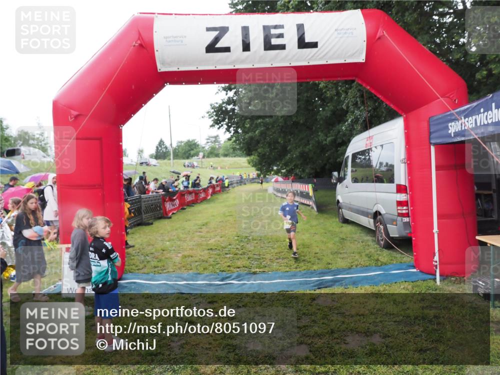 21.06.2025 - 27. Vierlanden-Triathlon MichiJ http://msf.ph/oto/8051097 15.06.2026 15:16:59 Ziel 1385 meine-sportfotos.de
