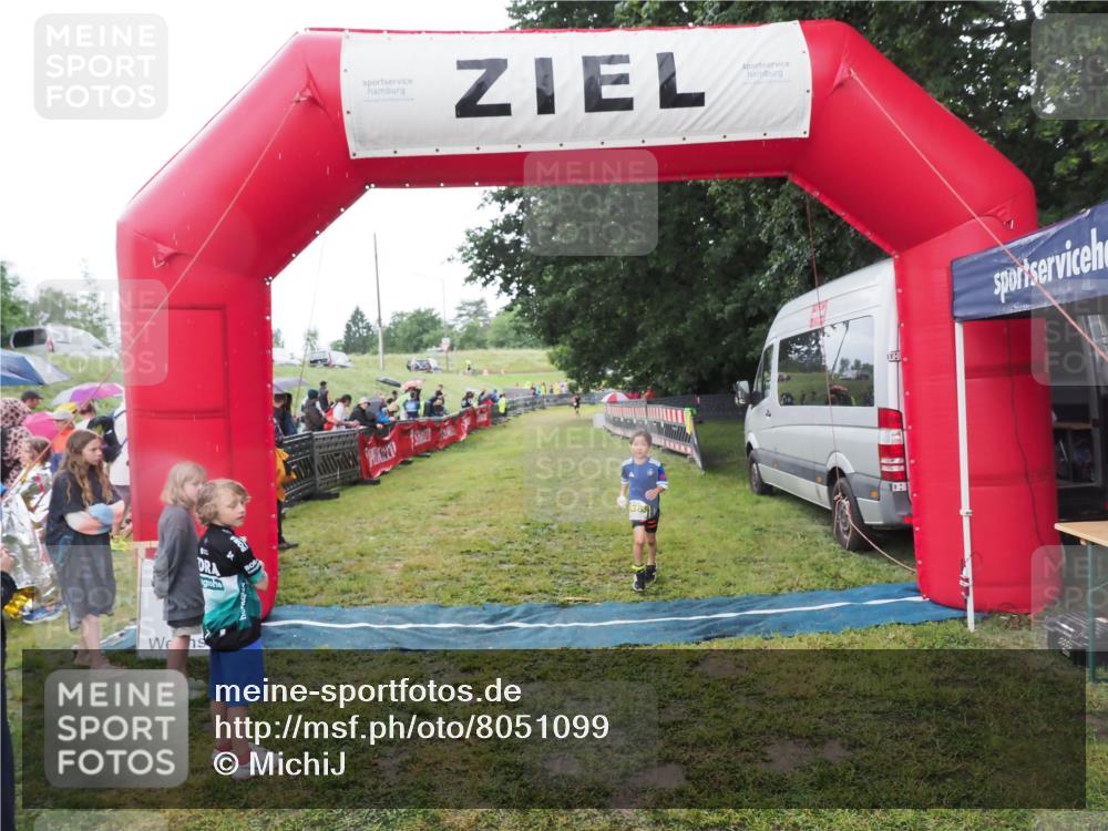 21.06.2025 - 27. Vierlanden-Triathlon MichiJ http://msf.ph/oto/8051099 15.06.2026 15:16:59 Ziel 1385 meine-sportfotos.de