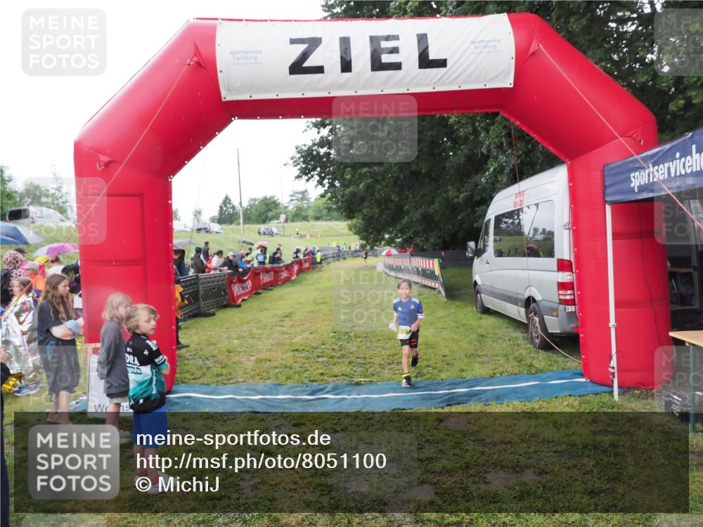 21.06.2025 - 27. Vierlanden-Triathlon MichiJ http://msf.ph/oto/8051100 15.06.2026 15:16:59 Ziel 1385 meine-sportfotos.de