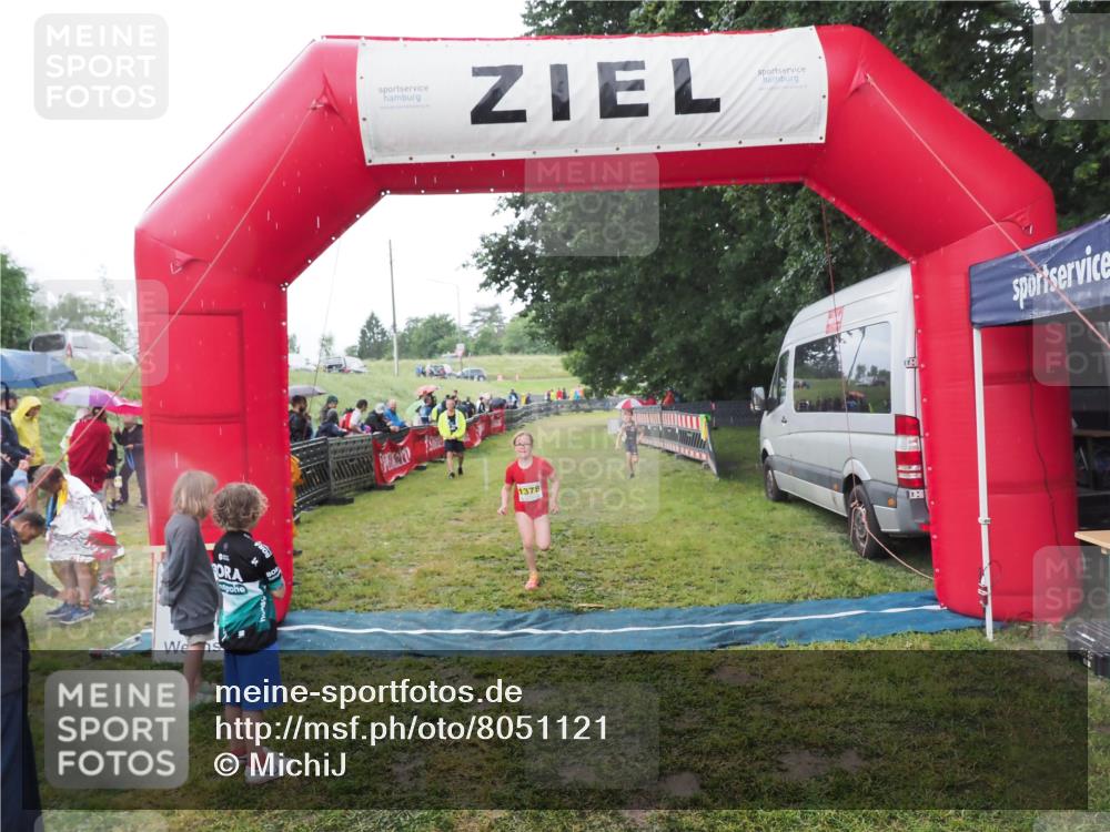 21.06.2025 - 27. Vierlanden-Triathlon MichiJ http://msf.ph/oto/8051121 15.06.2026 15:17:27 Ziel 1378, 1391 meine-sportfotos.de