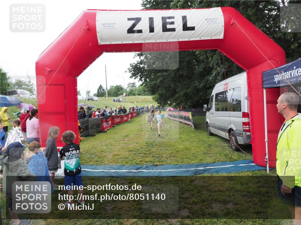 21.06.2025 - 27. Vierlanden-Triathlon MichiJ http://msf.ph/oto/8051140 15.06.2026 15:17:51 Ziel 1381, 1382 meine-sportfotos.de