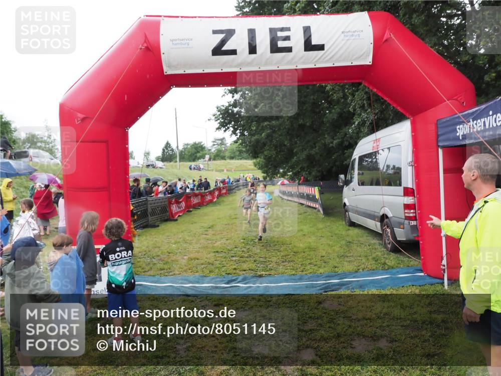 21.06.2025 - 27. Vierlanden-Triathlon MichiJ http://msf.ph/oto/8051145 15.06.2026 15:17:52 Ziel 1318, 1381, 1382 meine-sportfotos.de