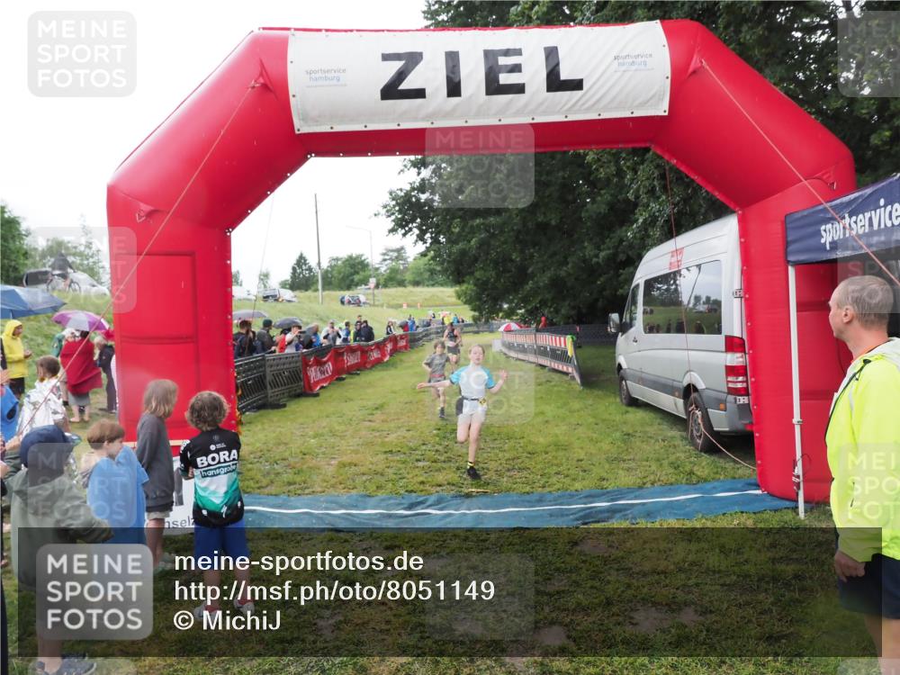 21.06.2025 - 27. Vierlanden-Triathlon MichiJ http://msf.ph/oto/8051149 15.06.2026 15:17:52 Ziel 1318, 1381, 1382 meine-sportfotos.de
