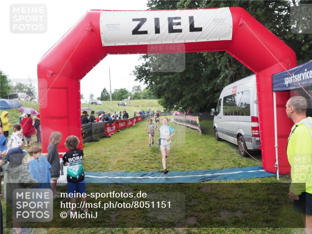 21.06.2025 - 27. Vierlanden-Triathlon MichiJ http://msf.ph/oto/8051151 15.06.2026 15:17:52 Ziel 1318, 1381, 1382 meine-sportfotos.de