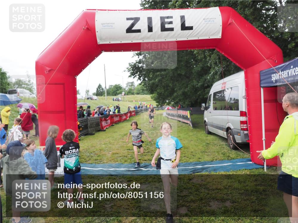 21.06.2025 - 27. Vierlanden-Triathlon MichiJ http://msf.ph/oto/8051156 15.06.2026 15:17:53 Ziel 1318, 1381, 1382 meine-sportfotos.de