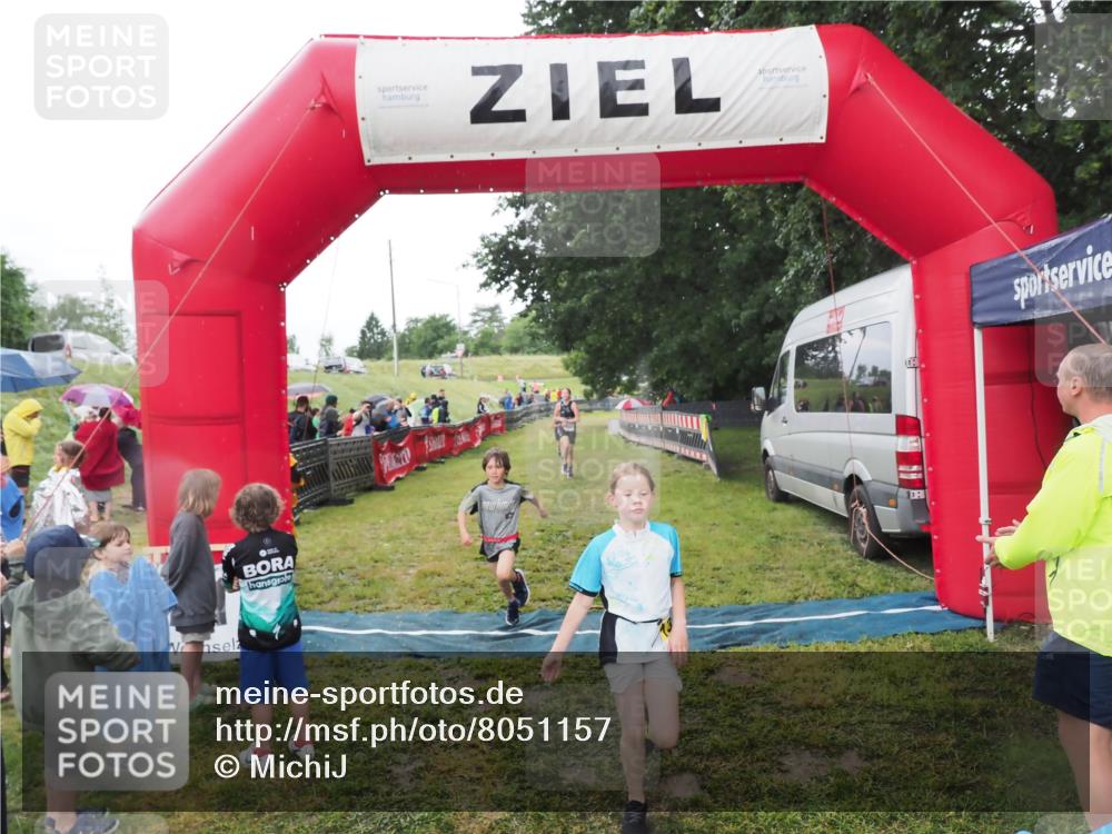 21.06.2025 - 27. Vierlanden-Triathlon MichiJ http://msf.ph/oto/8051157 15.06.2026 15:17:53 Ziel 1318, 1381, 1382 meine-sportfotos.de