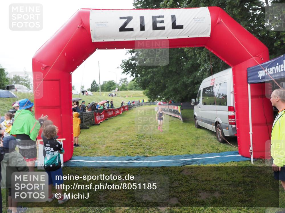 21.06.2025 - 27. Vierlanden-Triathlon MichiJ http://msf.ph/oto/8051185 15.06.2026 15:18:34 Ziel 1379 meine-sportfotos.de