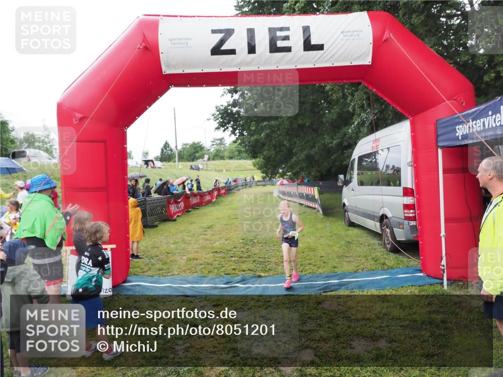 21.06.2025 - 27. Vierlanden-Triathlon MichiJ http://msf.ph/oto/8051201 15.06.2026 15:18:36 Ziel 1379 meine-sportfotos.de