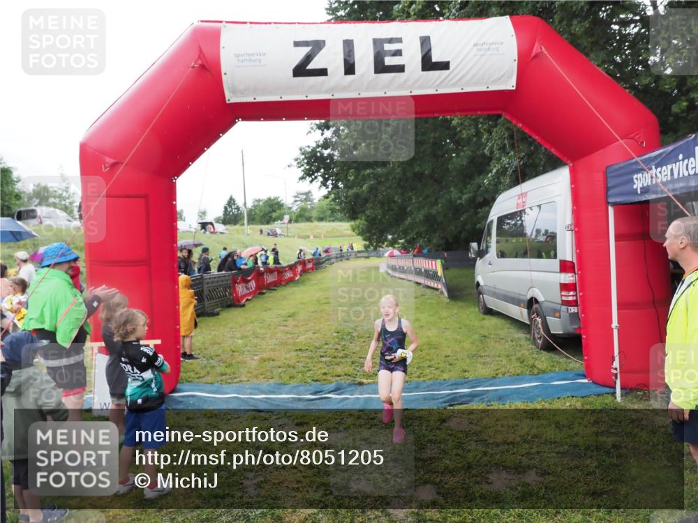 21.06.2025 - 27. Vierlanden-Triathlon MichiJ http://msf.ph/oto/8051205 15.06.2026 15:18:36 Ziel 1379 meine-sportfotos.de