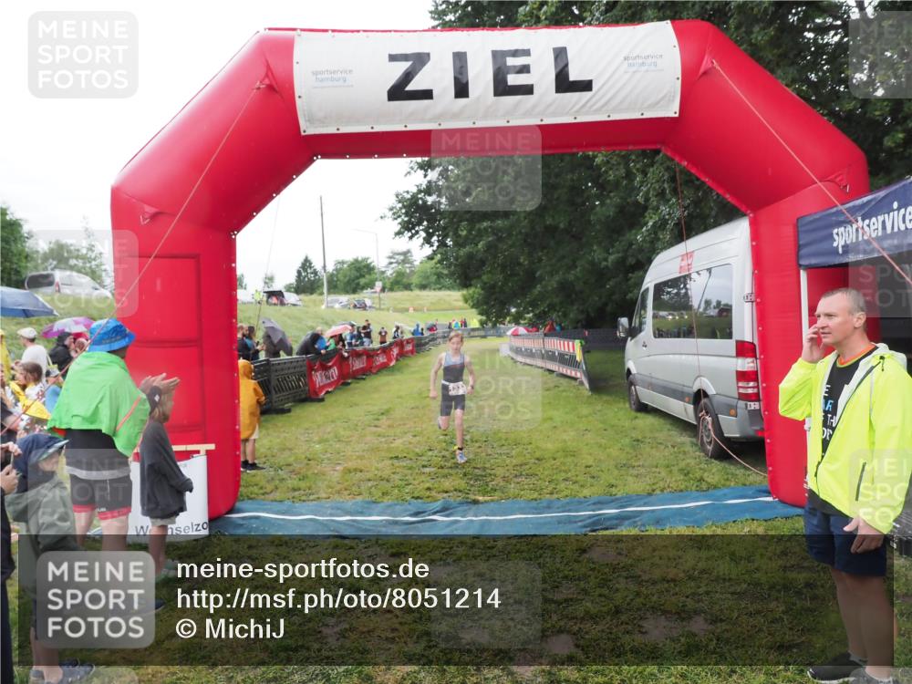 21.06.2025 - 27. Vierlanden-Triathlon MichiJ http://msf.ph/oto/8051214 15.06.2026 15:18:48 Ziel 1333 meine-sportfotos.de