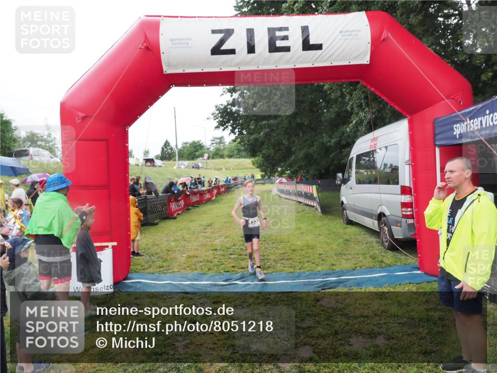 21.06.2025 - 27. Vierlanden-Triathlon MichiJ http://msf.ph/oto/8051218 15.06.2026 15:18:49 Ziel 1333 meine-sportfotos.de