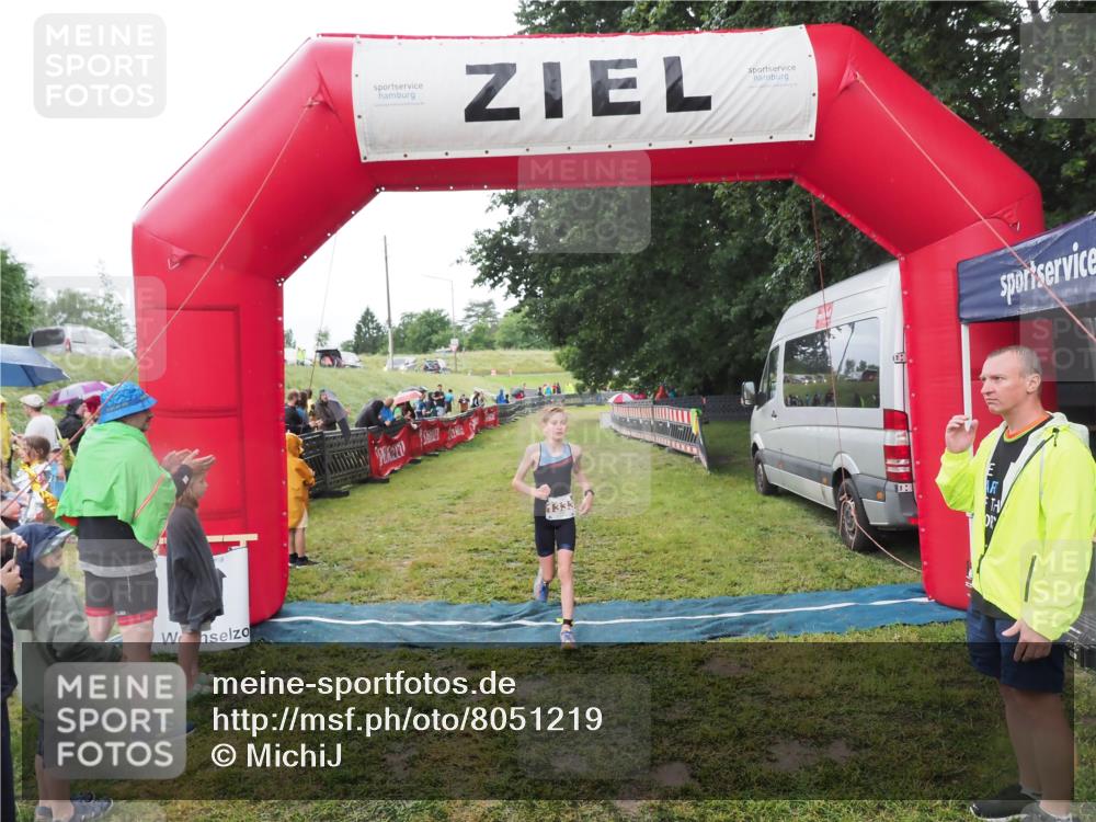 21.06.2025 - 27. Vierlanden-Triathlon MichiJ http://msf.ph/oto/8051219 15.06.2026 15:18:49 Ziel 1333 meine-sportfotos.de