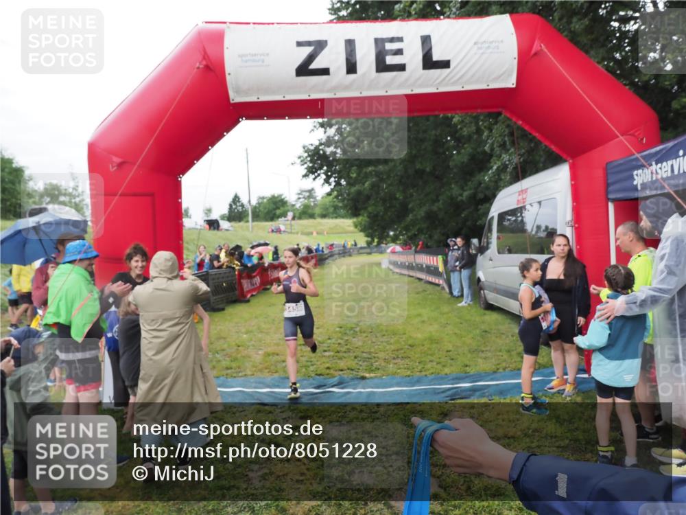 21.06.2025 - 27. Vierlanden-Triathlon MichiJ http://msf.ph/oto/8051228 15.06.2026 15:19:57 Ziel 1345, 1371 meine-sportfotos.de