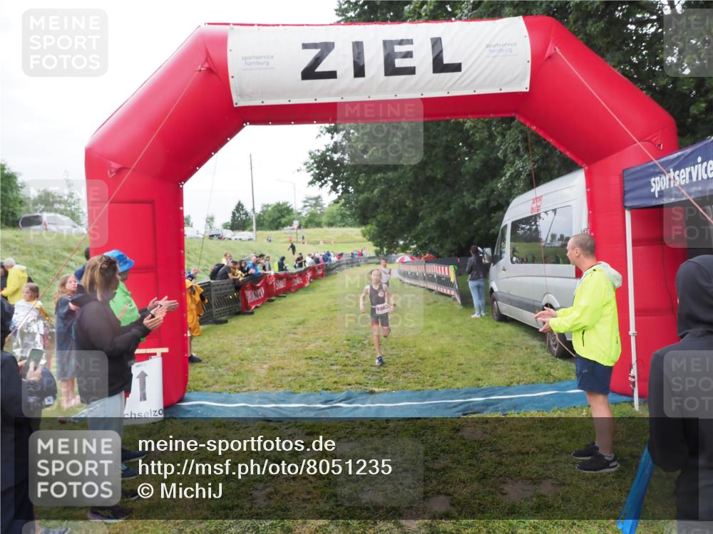 21.06.2025 - 27. Vierlanden-Triathlon MichiJ http://msf.ph/oto/8051235 15.06.2026 15:21:08 Ziel 1363, 1367 meine-sportfotos.de