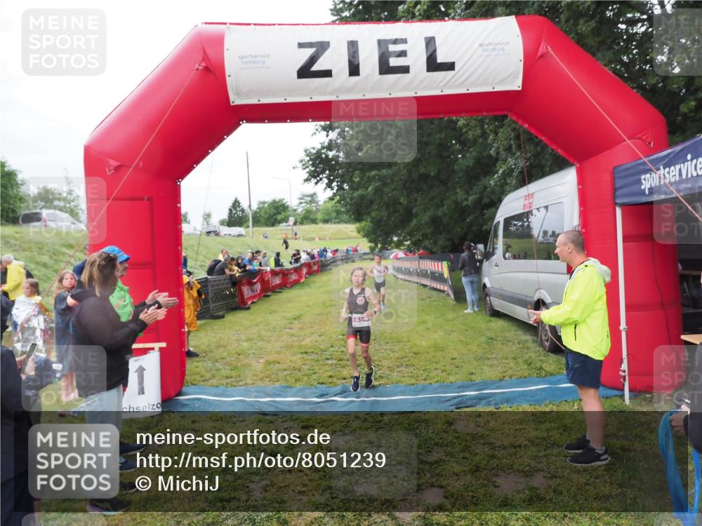 21.06.2025 - 27. Vierlanden-Triathlon MichiJ http://msf.ph/oto/8051239 15.06.2026 15:21:08 Ziel 1363, 1367 meine-sportfotos.de