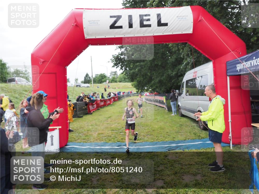 21.06.2025 - 27. Vierlanden-Triathlon MichiJ http://msf.ph/oto/8051240 15.06.2026 15:21:09 Ziel 1363, 1367 meine-sportfotos.de