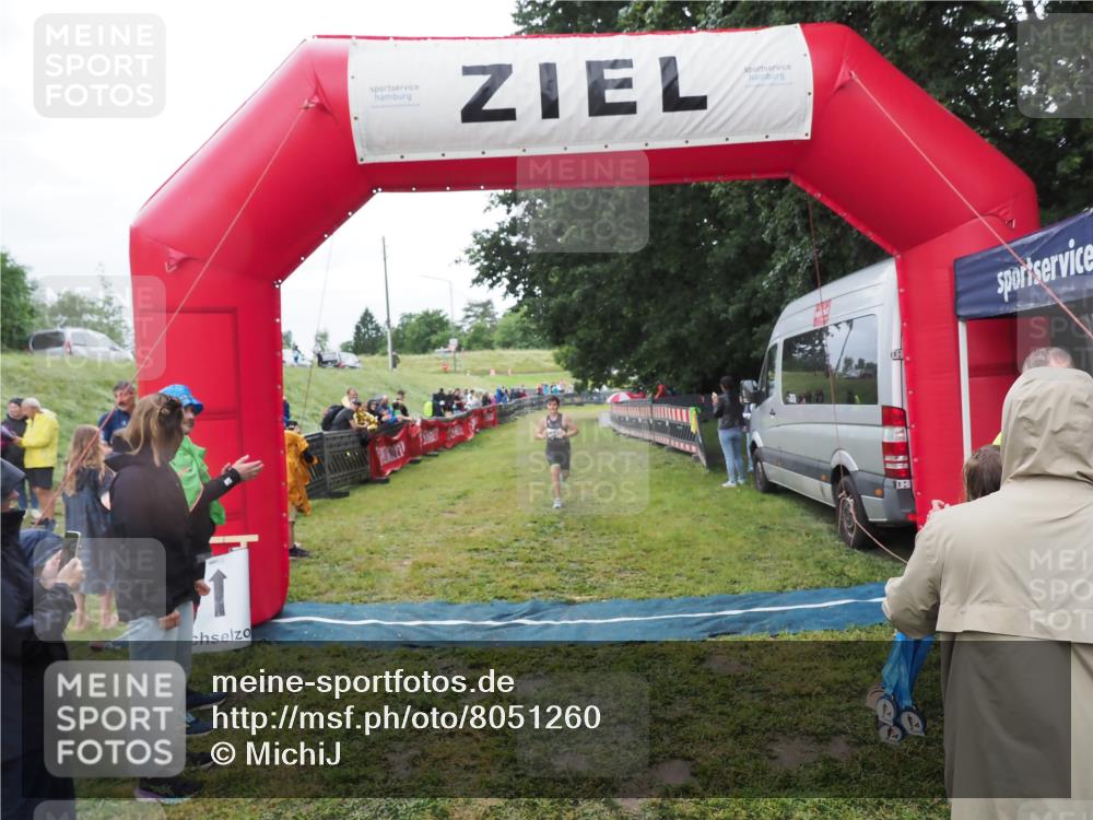 21.06.2025 - 27. Vierlanden-Triathlon MichiJ http://msf.ph/oto/8051260 15.06.2026 15:21:24 Ziel 1348 meine-sportfotos.de