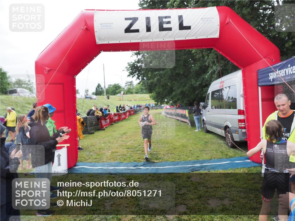 21.06.2025 - 27. Vierlanden-Triathlon MichiJ http://msf.ph/oto/8051271 15.06.2026 15:21:26 Ziel 1348 meine-sportfotos.de