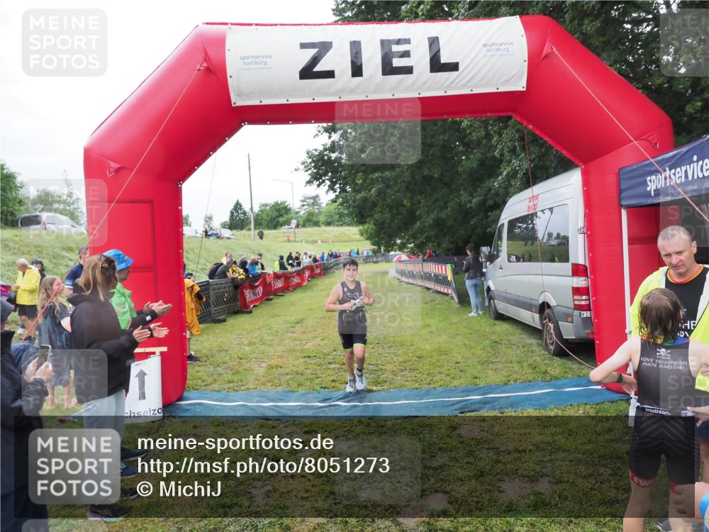 21.06.2025 - 27. Vierlanden-Triathlon MichiJ http://msf.ph/oto/8051273 15.06.2026 15:21:26 Ziel 1348 meine-sportfotos.de