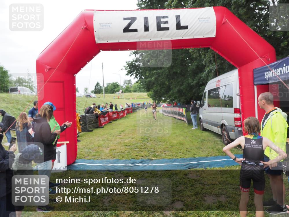 21.06.2025 - 27. Vierlanden-Triathlon MichiJ http://msf.ph/oto/8051278 15.06.2026 15:21:39 Ziel 1339 meine-sportfotos.de