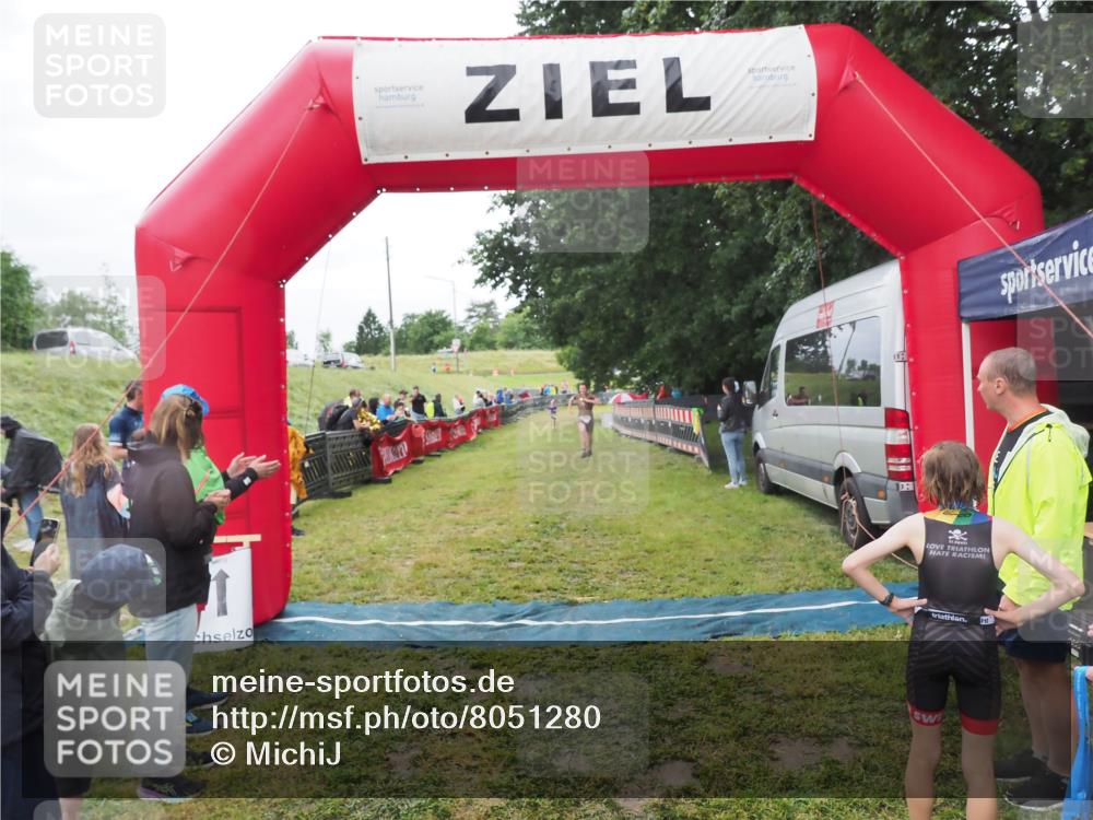 21.06.2025 - 27. Vierlanden-Triathlon MichiJ http://msf.ph/oto/8051280 15.06.2026 15:21:39 Ziel 1339 meine-sportfotos.de