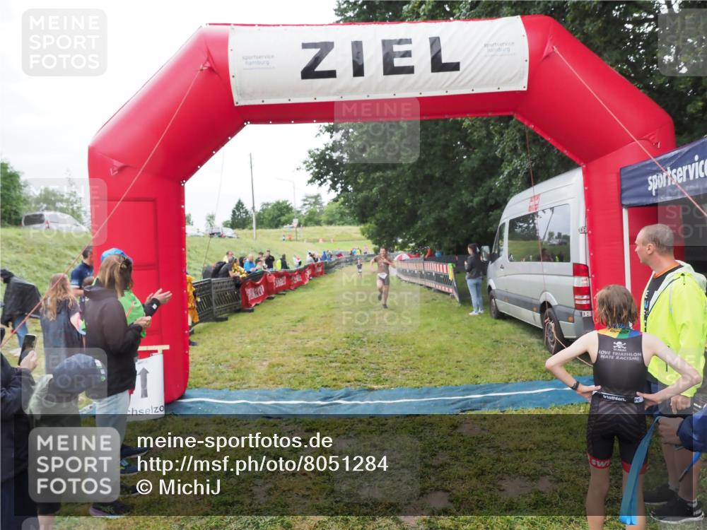 21.06.2025 - 27. Vierlanden-Triathlon MichiJ http://msf.ph/oto/8051284 15.06.2026 15:21:39 Ziel 1339 meine-sportfotos.de