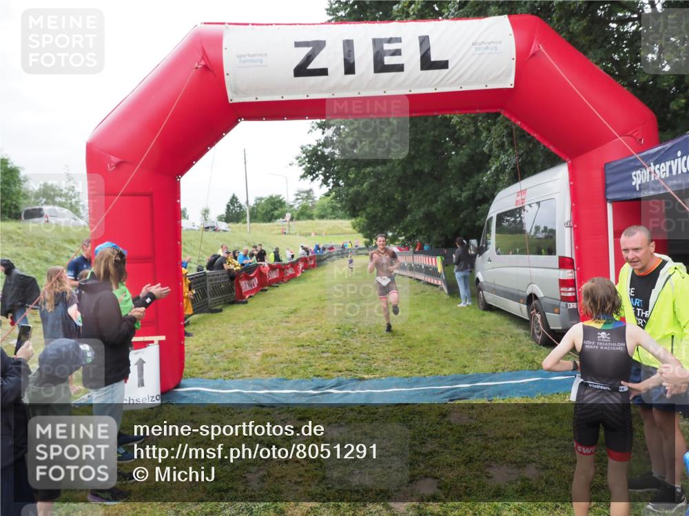 21.06.2025 - 27. Vierlanden-Triathlon MichiJ http://msf.ph/oto/8051291 15.06.2026 15:21:40 Ziel 1339 meine-sportfotos.de
