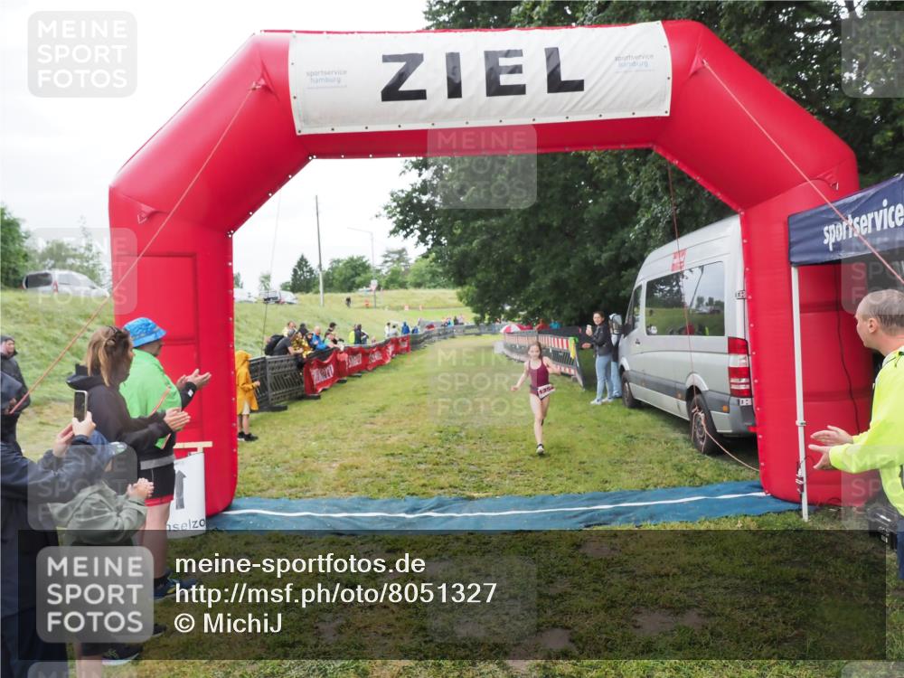 21.06.2025 - 27. Vierlanden-Triathlon MichiJ http://msf.ph/oto/8051327 15.06.2026 15:22:26 Ziel 1354 meine-sportfotos.de