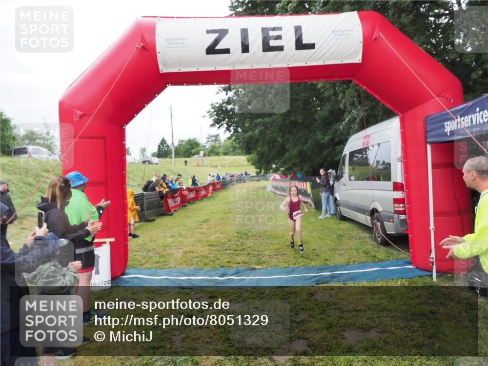 21.06.2025 - 27. Vierlanden-Triathlon MichiJ http://msf.ph/oto/8051329 15.06.2026 15:22:26 Ziel 1354 meine-sportfotos.de