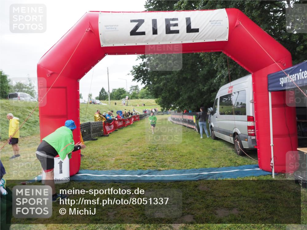 21.06.2025 - 27. Vierlanden-Triathlon MichiJ http://msf.ph/oto/8051337 15.06.2026 15:24:31 Ziel 1323 meine-sportfotos.de