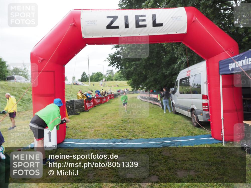 21.06.2025 - 27. Vierlanden-Triathlon MichiJ http://msf.ph/oto/8051339 15.06.2026 15:24:31 Ziel 1323 meine-sportfotos.de