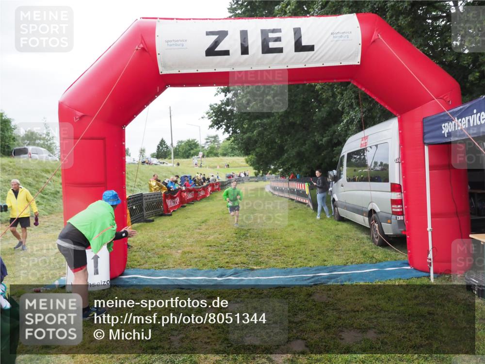 21.06.2025 - 27. Vierlanden-Triathlon MichiJ http://msf.ph/oto/8051344 15.06.2026 15:24:32 Ziel 1323 meine-sportfotos.de