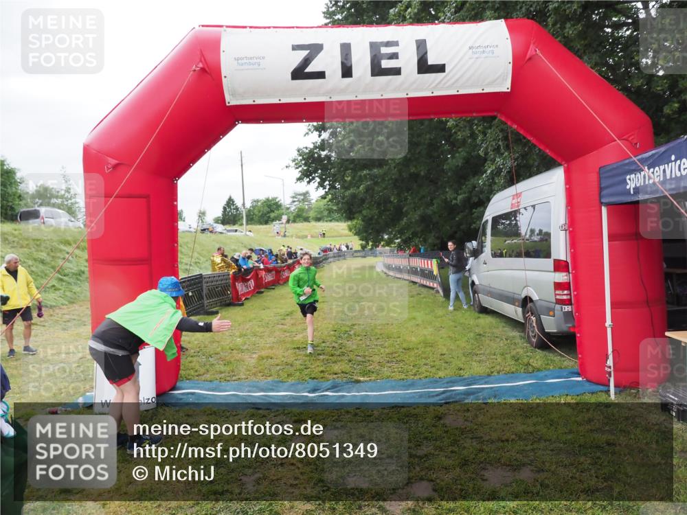 21.06.2025 - 27. Vierlanden-Triathlon MichiJ http://msf.ph/oto/8051349 15.06.2026 15:24:33 Ziel 1323 meine-sportfotos.de
