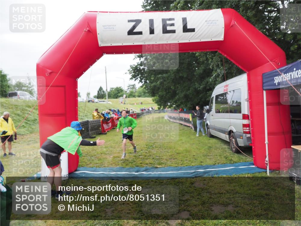 21.06.2025 - 27. Vierlanden-Triathlon MichiJ http://msf.ph/oto/8051351 15.06.2026 15:24:33 Ziel 1323 meine-sportfotos.de