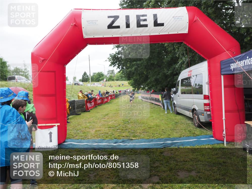 21.06.2025 - 27. Vierlanden-Triathlon MichiJ http://msf.ph/oto/8051358 15.06.2026 15:24:47 Ziel 1342, 1350 meine-sportfotos.de